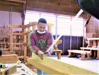 木技研の部員-かんなの薄削り