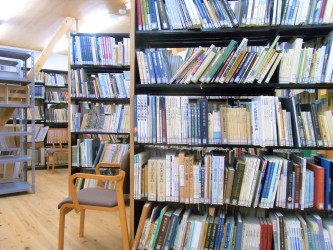 図書室-伝統建築から現代建築までの本が多数