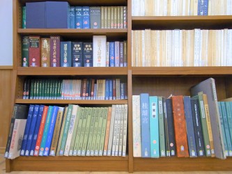 図書館-大型本と文化財修理報告書など